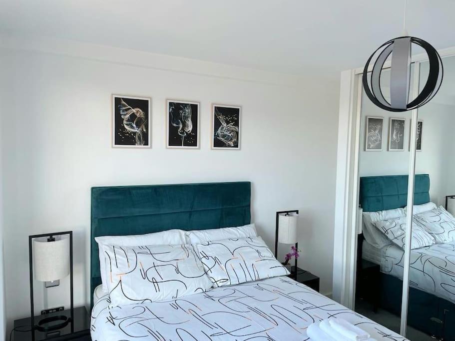 Relaxing 1-Bed Flat In Salford With Street Parking Leilighet Manchester Eksteriør bilde